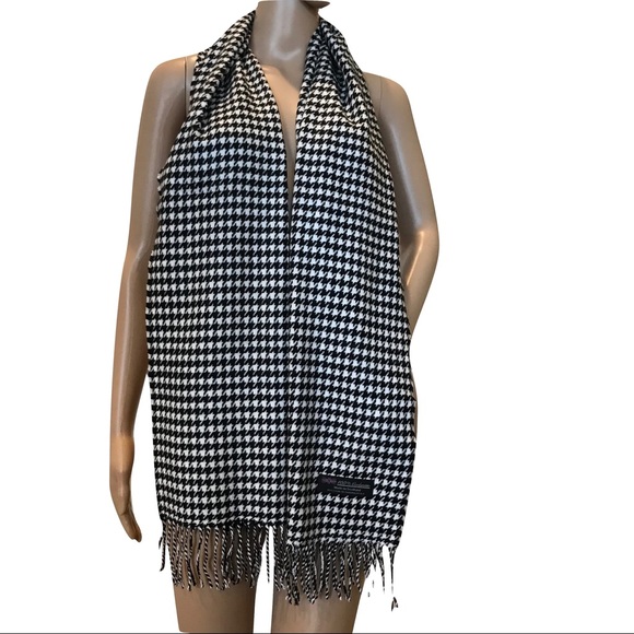100% Cashmere Black & White Houndstooth Scarf - Picture 2 of 5